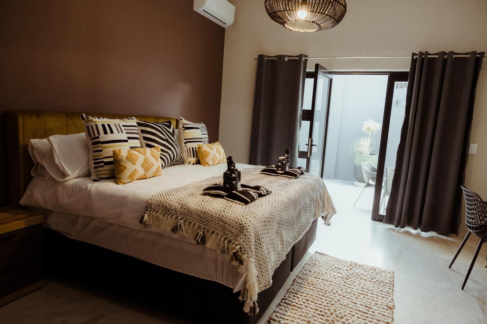 Out Of Africa Town Lodge โอชิวารองโก ภายนอก รูปภาพ