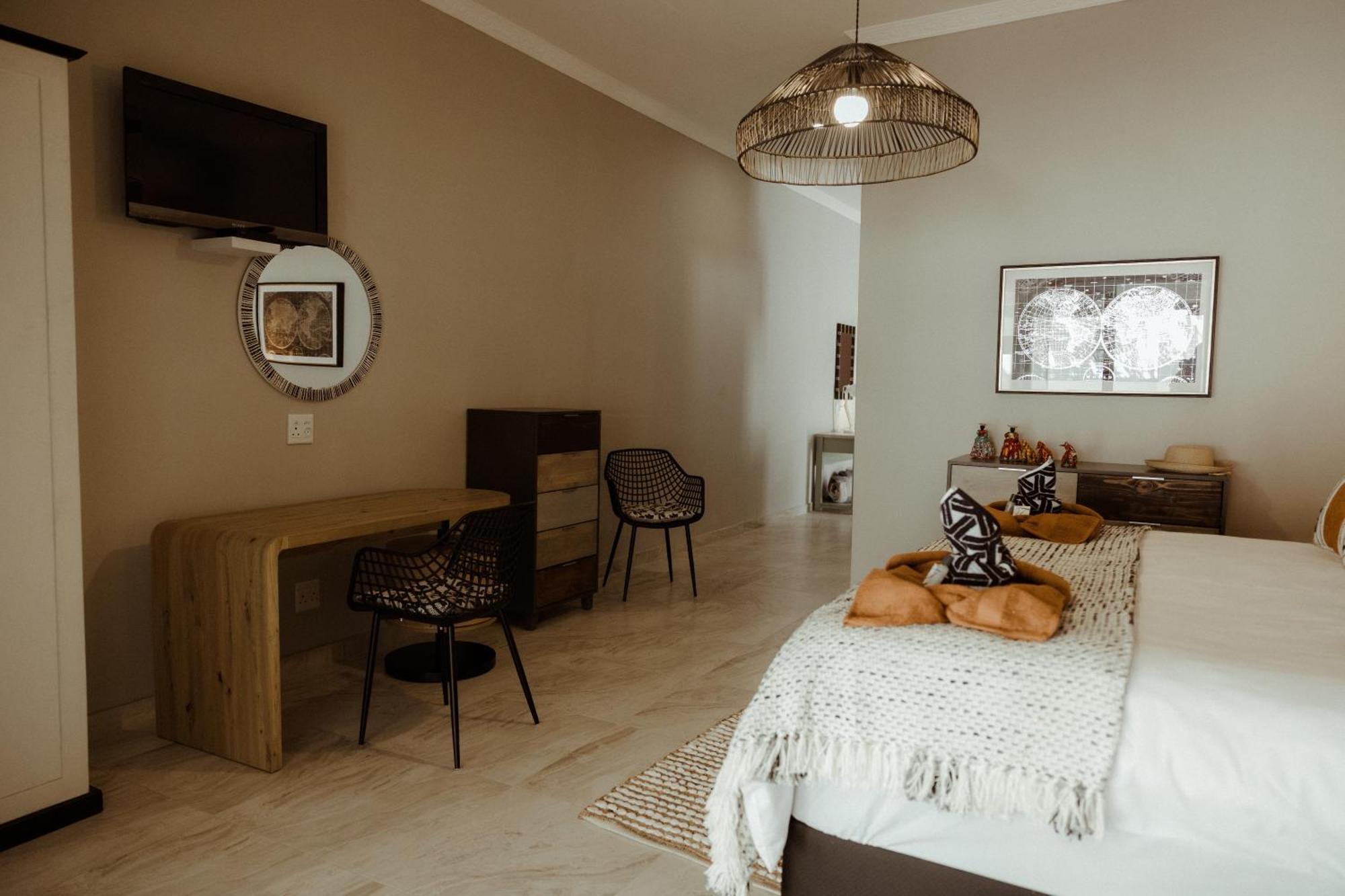 Out Of Africa Town Lodge โอชิวารองโก ภายนอก รูปภาพ